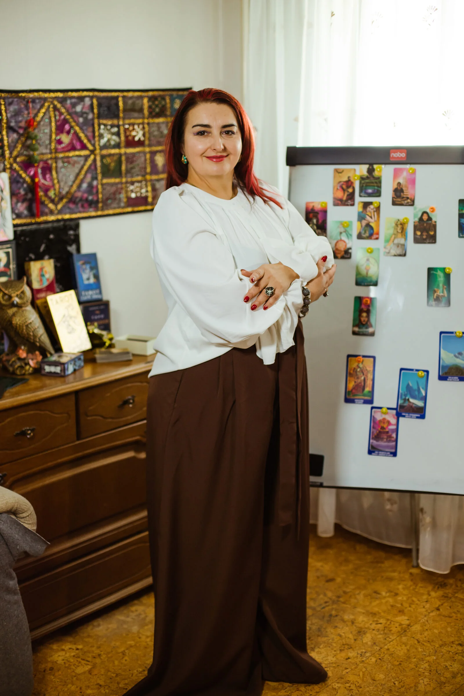 Ирина Матюлькова у доски с картами Таро